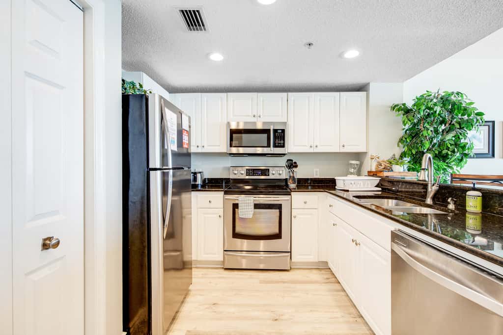 Beachfront condo on 10th floor with 4 shared pools, hot tub, tennis - great views
