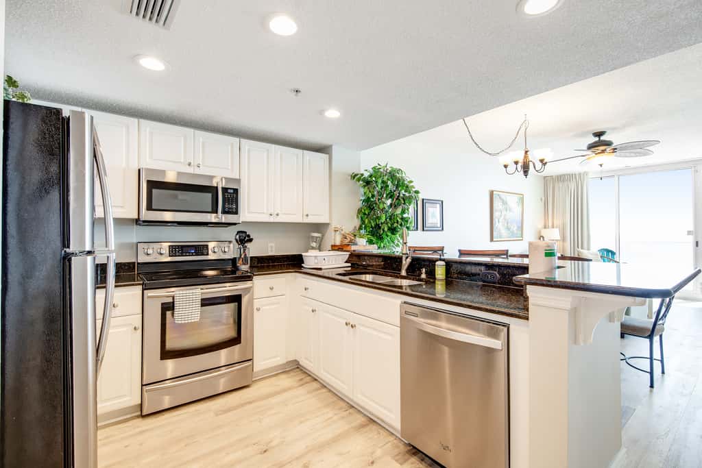 Beachfront condo on 10th floor with 4 shared pools, hot tub, tennis - great views