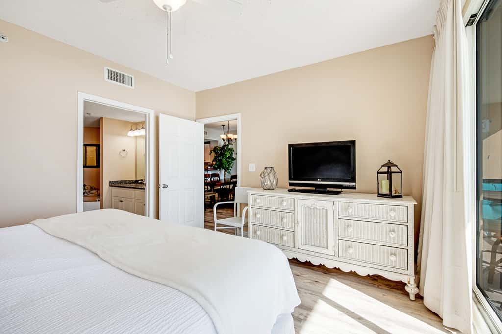 Beachfront condo on 10th floor with 4 shared pools, hot tub, tennis - great views