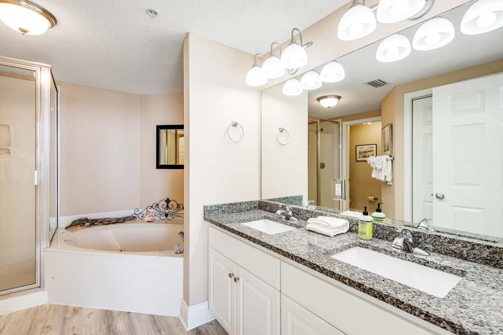 Beachfront condo on 10th floor with 4 shared pools, hot tub, tennis - great views