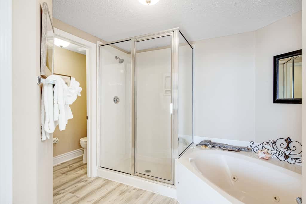 Beachfront condo on 10th floor with 4 shared pools, hot tub, tennis - great views