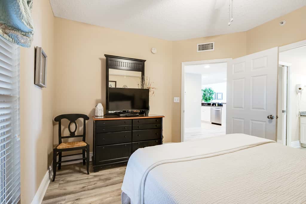 Beachfront condo on 10th floor with 4 shared pools, hot tub, tennis - great views