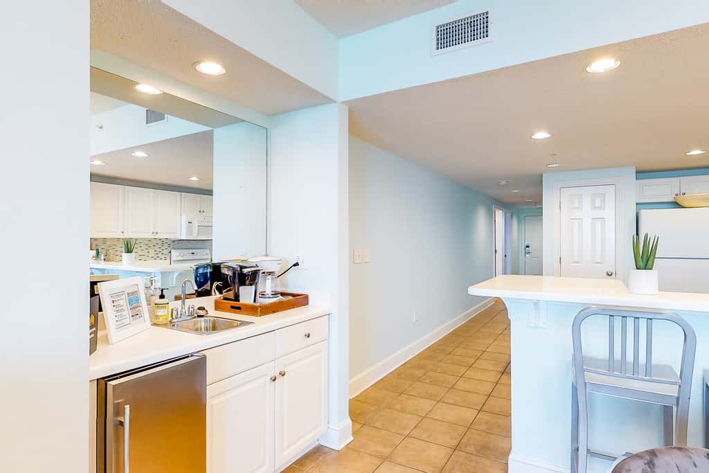 Gorgeous beachfront condo with beach access, 4 pools, hot tub, ocean views