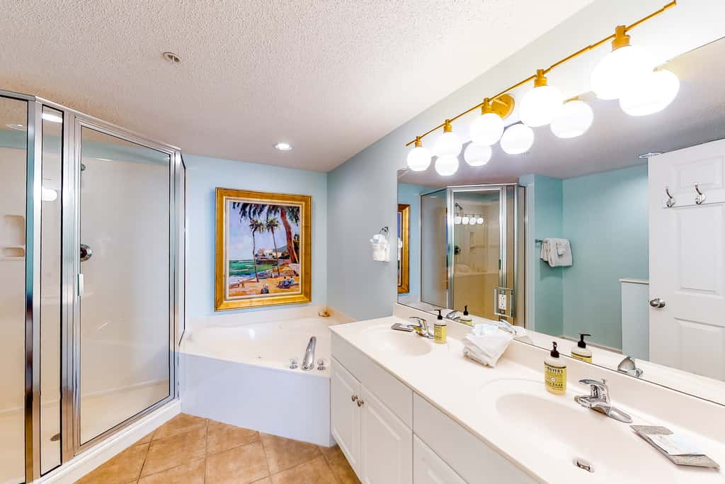 Gorgeous beachfront condo with beach access, 4 pools, hot tub, ocean views