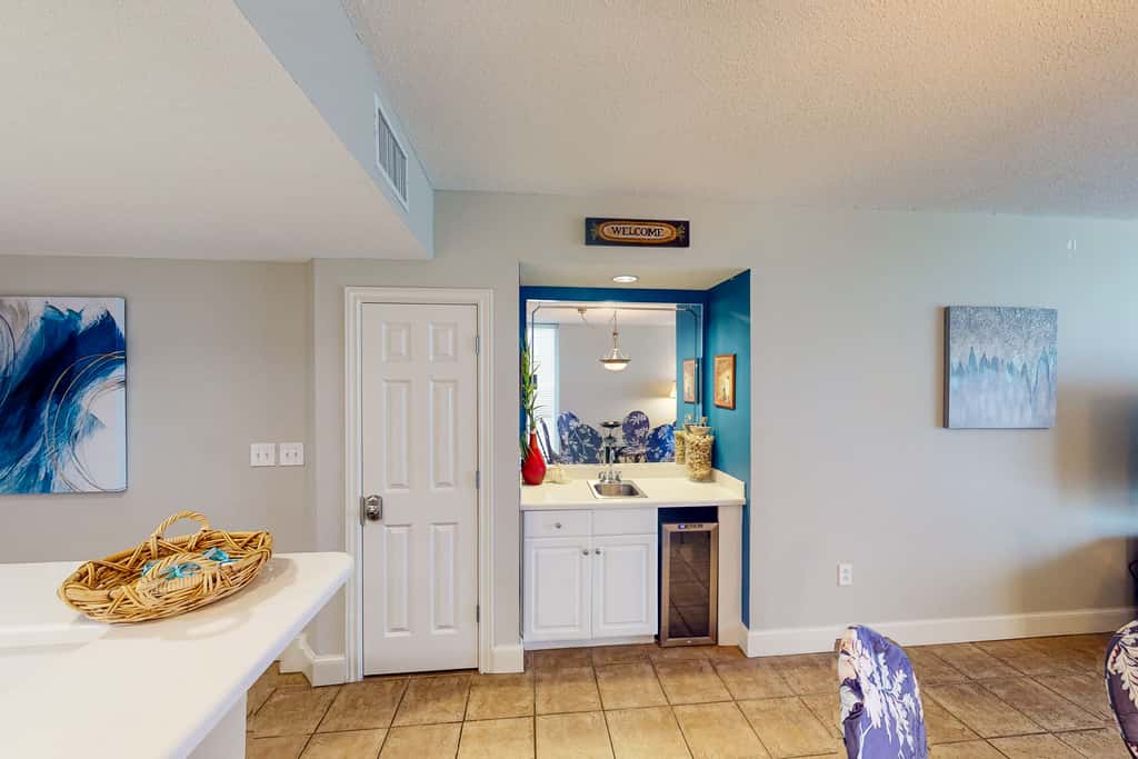 Gulf-front condo with 4 pools, movie theatre, game room, 3 hot tubs, tennis, W/D