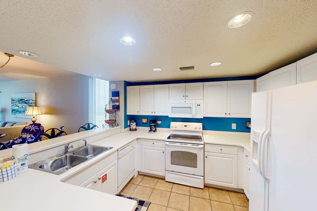 Gulf-front condo with 4 pools, movie theatre, game room, 3 hot tubs, tennis, W/D