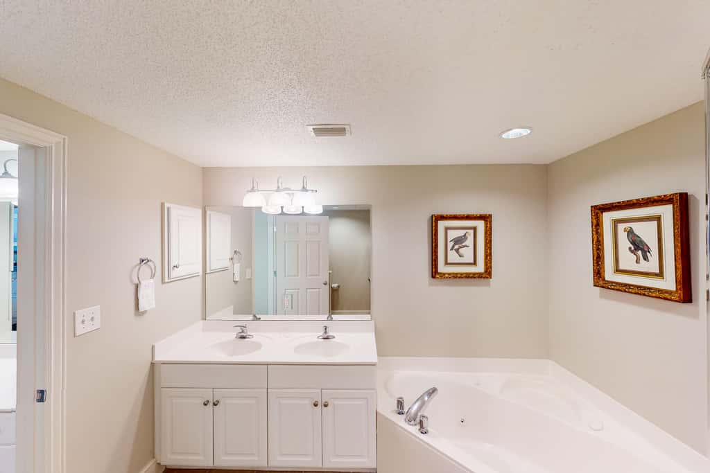 Gulf-front condo with 4 pools, movie theatre, game room, 3 hot tubs, tennis, W/D