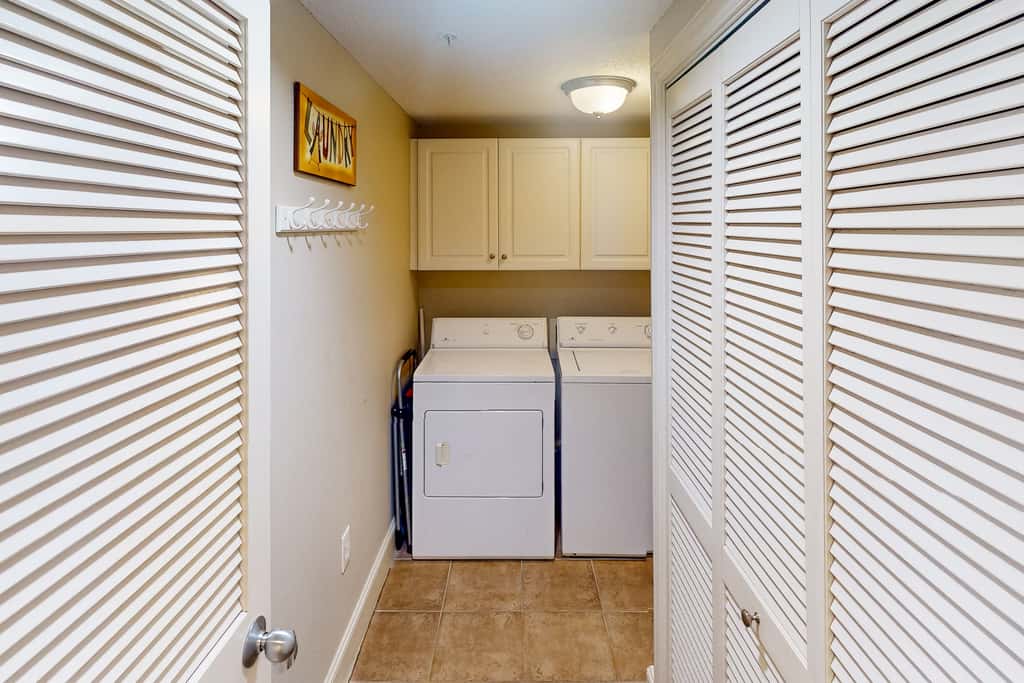 Gulf-front condo with 4 pools, movie theatre, game room, 3 hot tubs, tennis, W/D