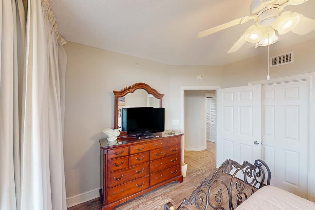 Gulf-front condo with 4 pools, movie theatre, game room, 3 hot tubs, tennis, W/D