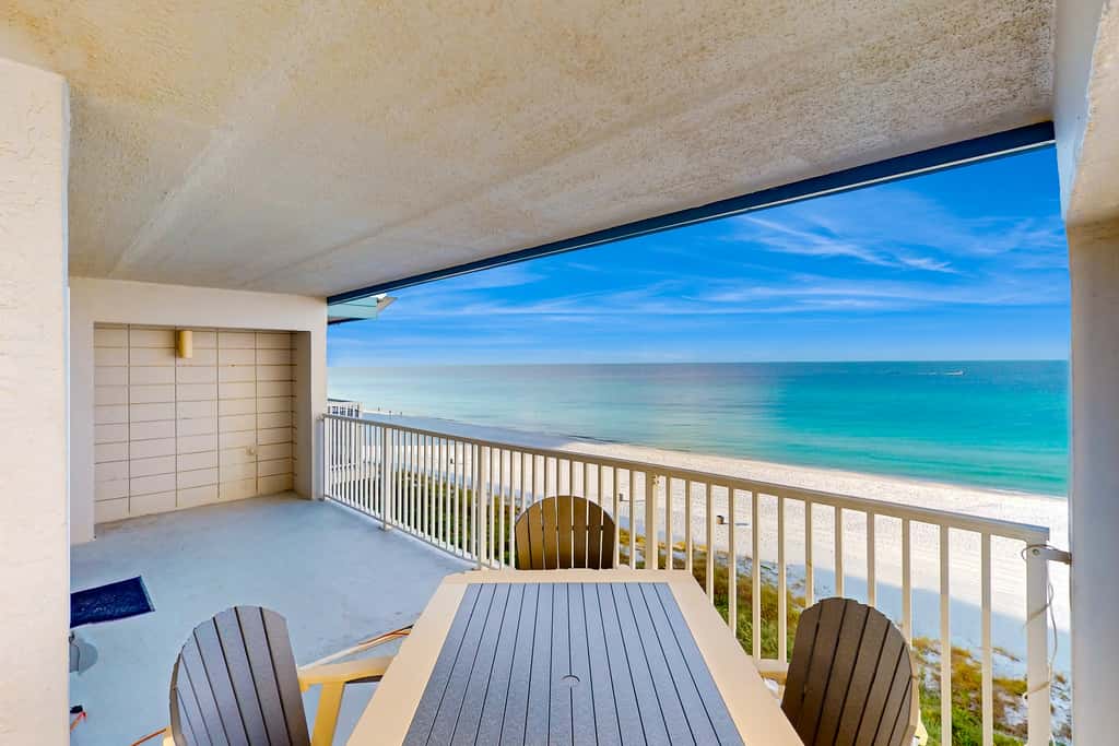 Oceanfront condo with wrap-around balcony, shared pool, tennis, WiFi