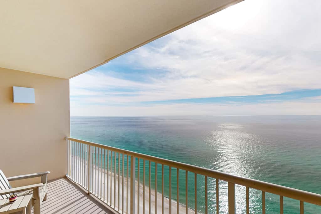 21st-floor condo in Gulf-front resort with pool, hot tub, washer/dryer, & AC