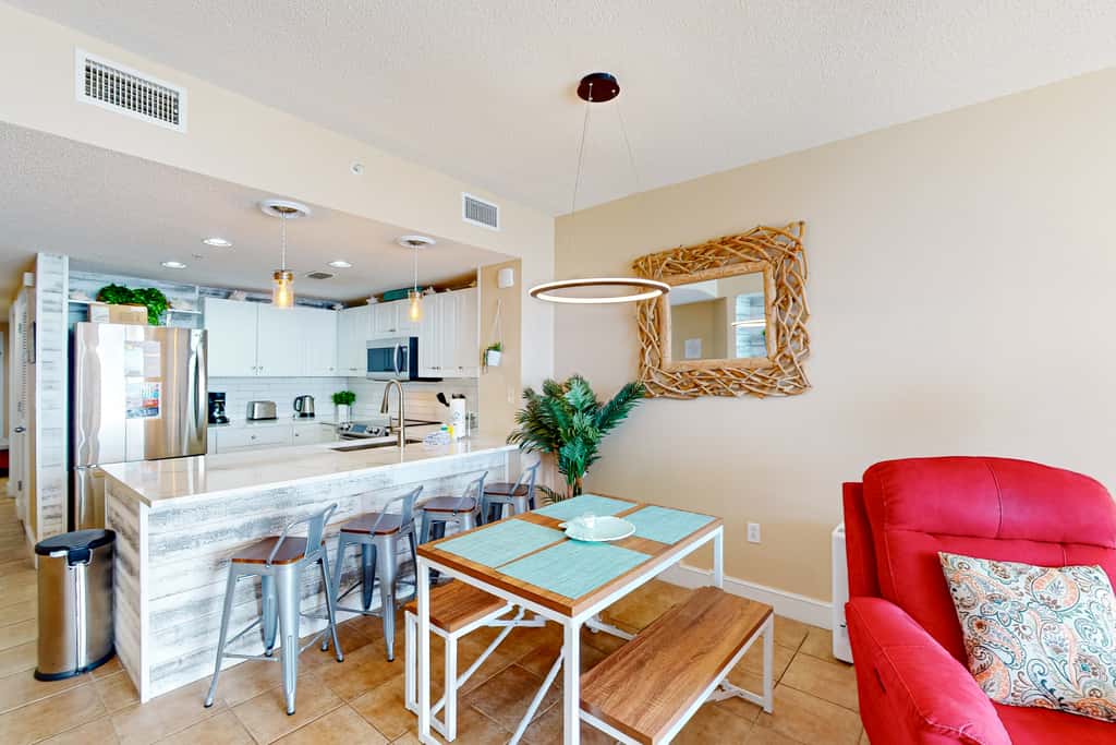 21st-floor condo in Gulf-front resort with pool, hot tub, washer/dryer, & AC