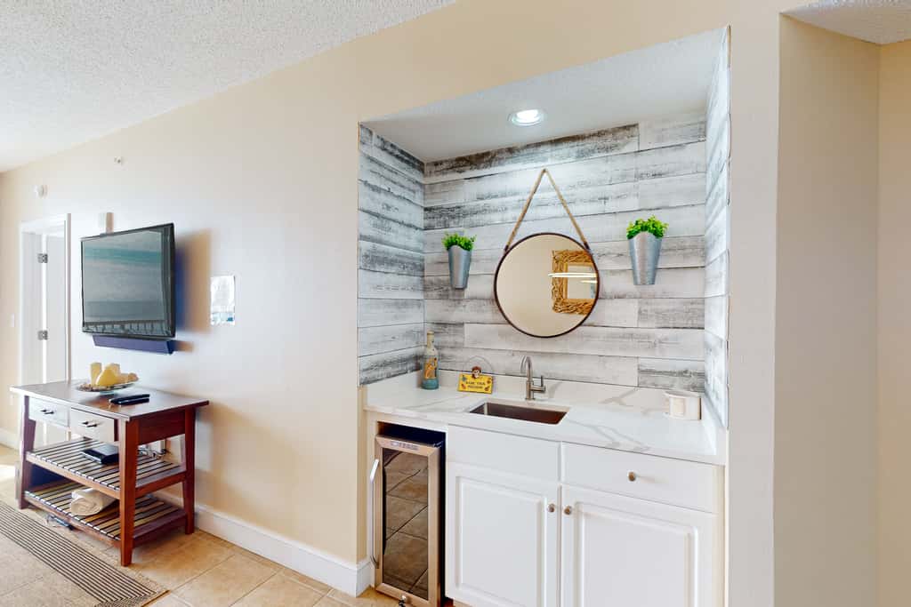 21st-floor condo in Gulf-front resort with pool, hot tub, washer/dryer, & AC