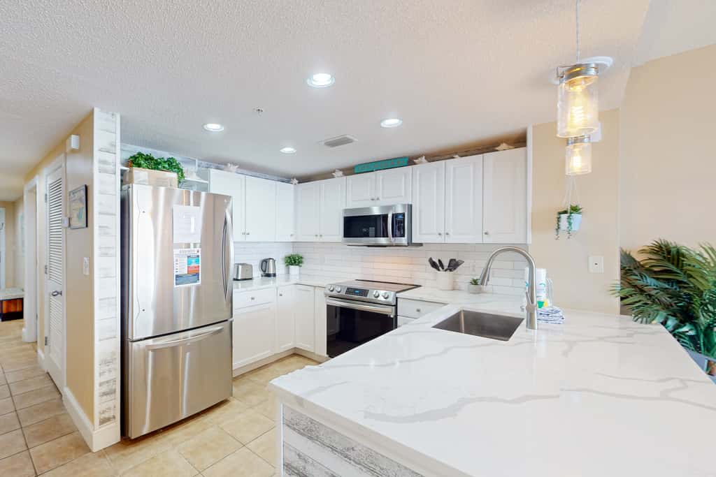 21st-floor condo in Gulf-front resort with pool, hot tub, washer/dryer, & AC