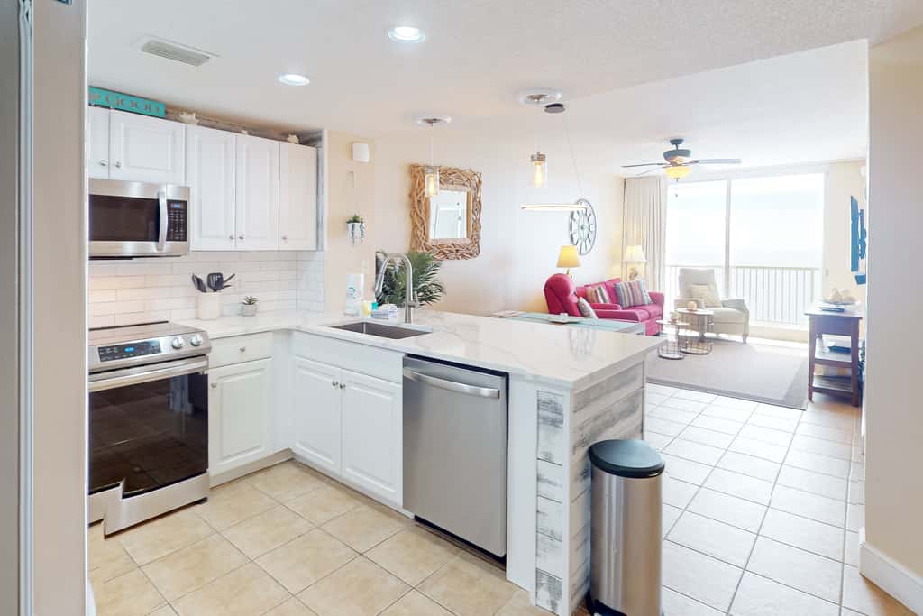 21st-floor condo in Gulf-front resort with pool, hot tub, washer/dryer, & AC
