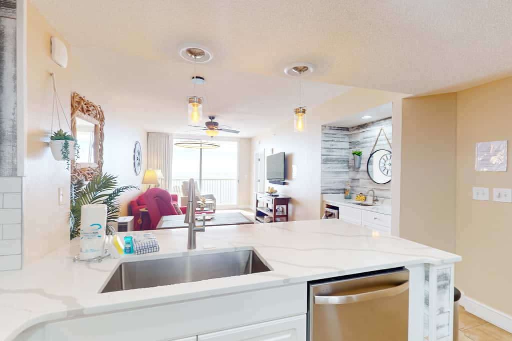 21st-floor condo in Gulf-front resort with pool, hot tub, washer/dryer, & AC
