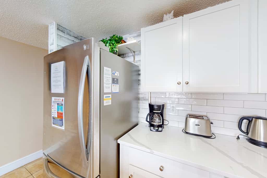 21st-floor condo in Gulf-front resort with pool, hot tub, washer/dryer, & AC