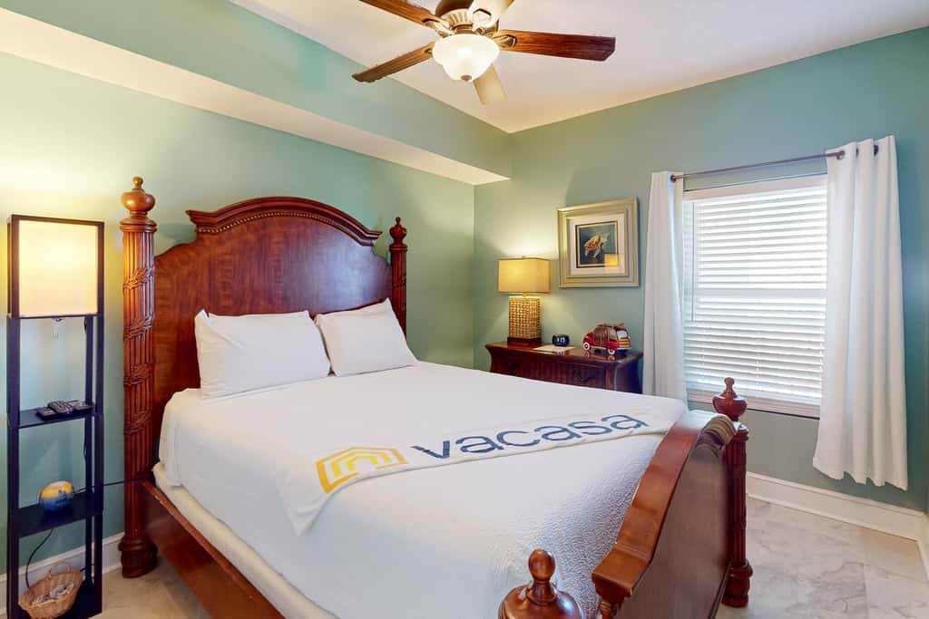21st-floor condo in Gulf-front resort with pool, hot tub, washer/dryer, & AC