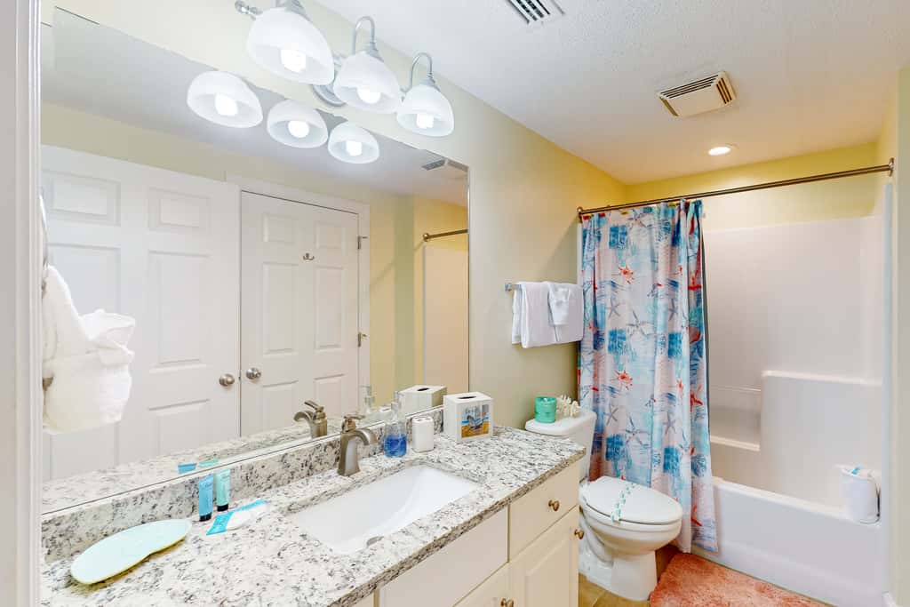 21st-floor condo in Gulf-front resort with pool, hot tub, washer/dryer, & AC
