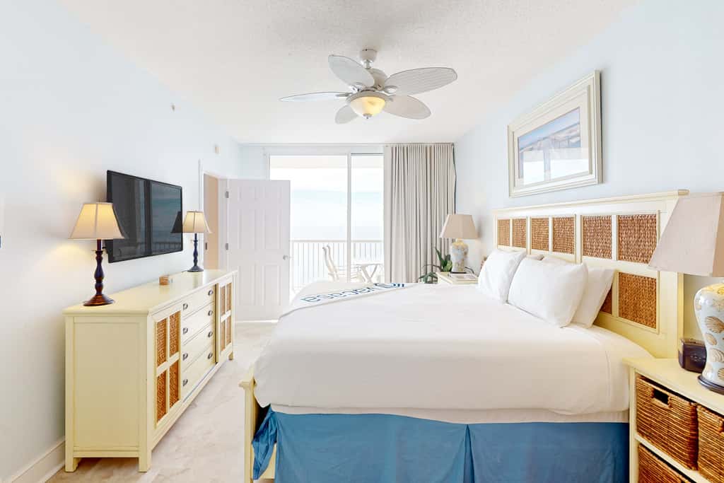 21st-floor condo in Gulf-front resort with pool, hot tub, washer/dryer, & AC