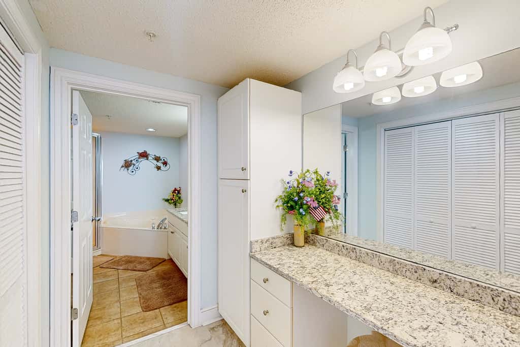 21st-floor condo in Gulf-front resort with pool, hot tub, washer/dryer, & AC