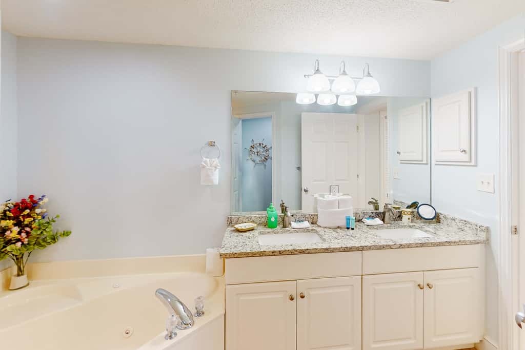 21st-floor condo in Gulf-front resort with pool, hot tub, washer/dryer, & AC
