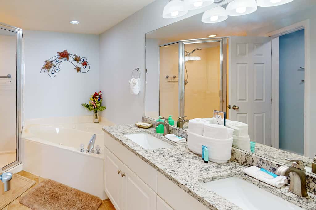 21st-floor condo in Gulf-front resort with pool, hot tub, washer/dryer, & AC