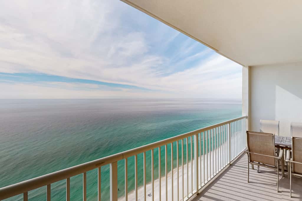 21st-floor condo in Gulf-front resort with pool, hot tub, washer/dryer, & AC