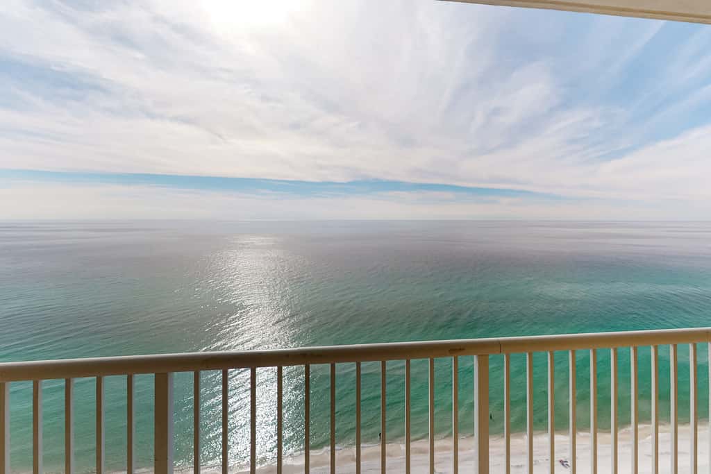 21st-floor condo in Gulf-front resort with pool, hot tub, washer/dryer, & AC