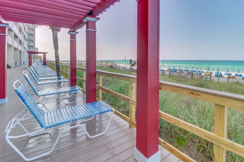 21st-floor condo in Gulf-front resort with pool, hot tub, washer/dryer, & AC