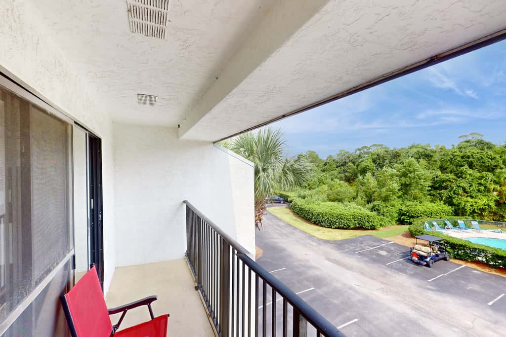 Beachview Condo with full kitchen, shared pool, hot tub and beach access