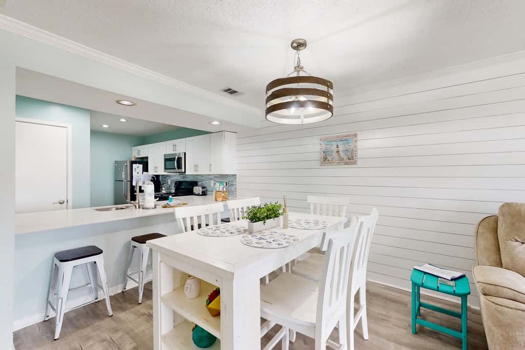 Beachview Condo with full kitchen, shared pool, hot tub and beach access