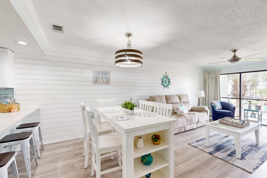 Beachview Condo with full kitchen, shared pool, hot tub and beach access