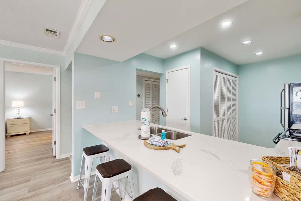 Beachview Condo with full kitchen, shared pool, hot tub and beach access