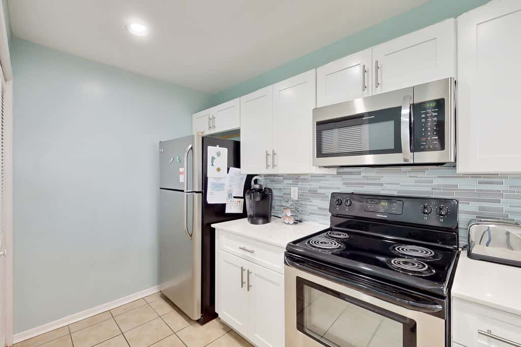 Beachview Condo with full kitchen, shared pool, hot tub and beach access