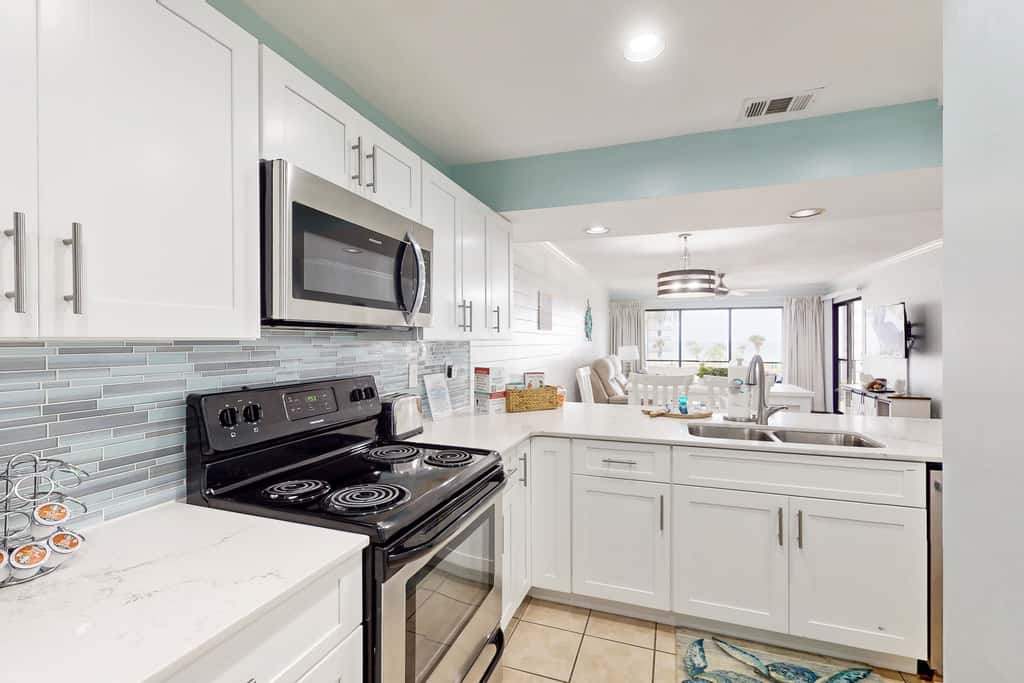 Beachview Condo with full kitchen, shared pool, hot tub and beach access