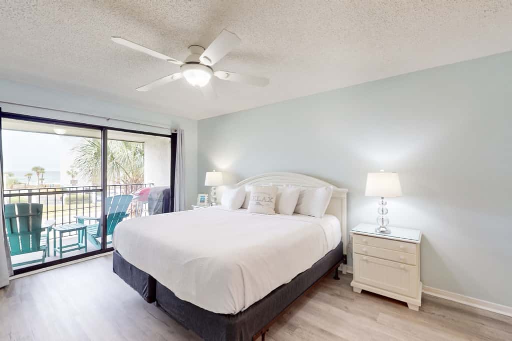 Beachview Condo with full kitchen, shared pool, hot tub and beach access