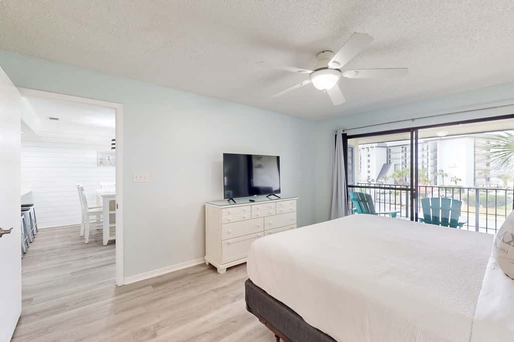 Beachview Condo with full kitchen, shared pool, hot tub and beach access