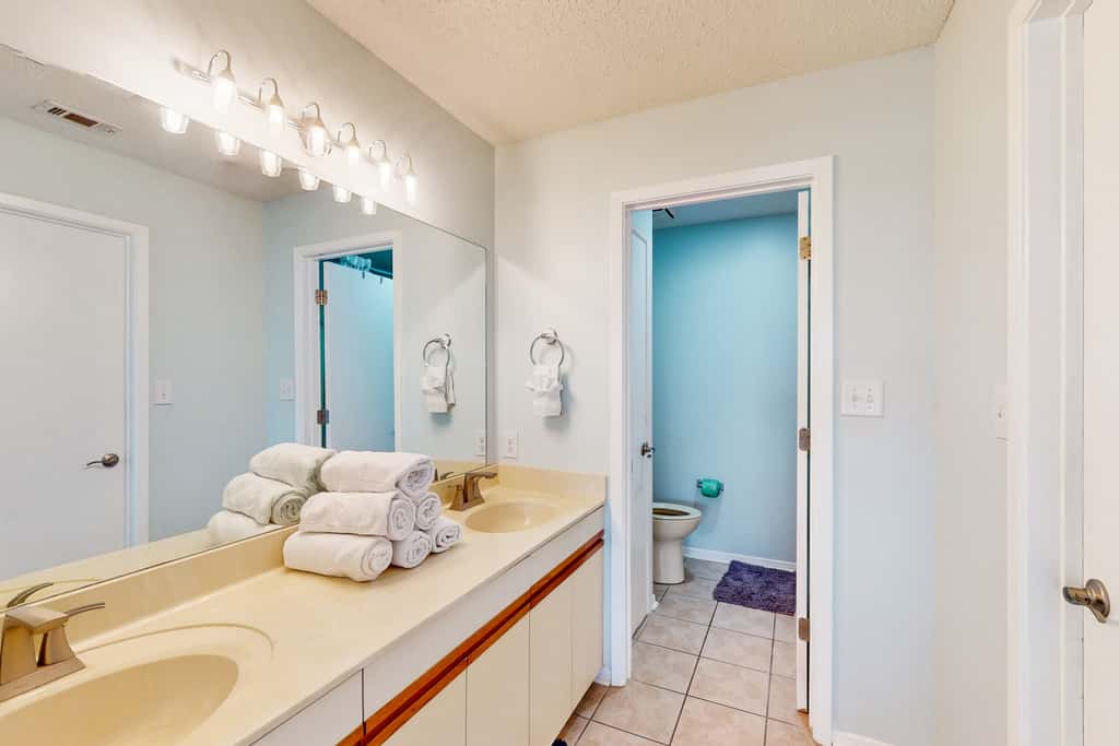 Beachview Condo with full kitchen, shared pool, hot tub and beach access