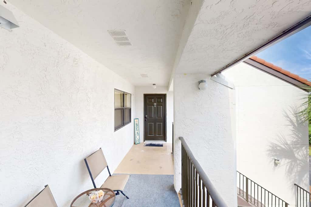 Beachview Condo with full kitchen, shared pool, hot tub and beach access
