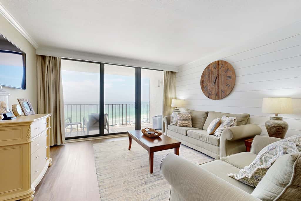 Gorgeous beachfront condo, shared & and beach access