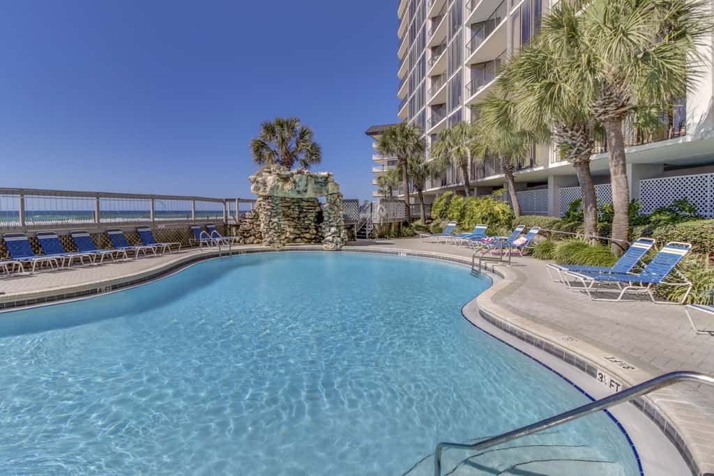 Gorgeous beachfront condo, shared & and beach access