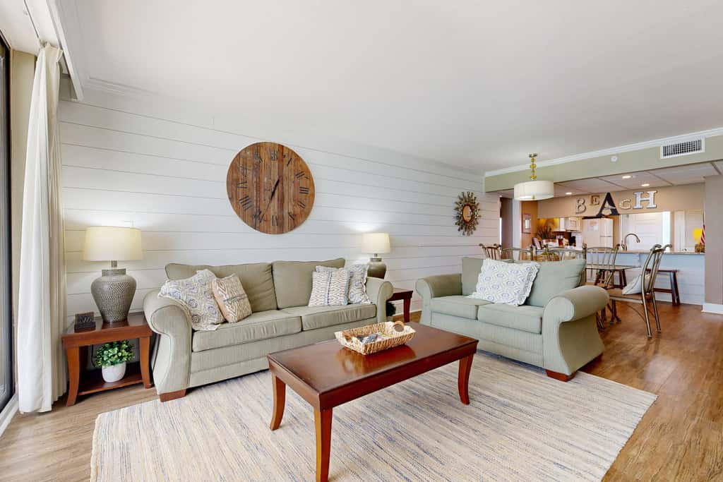 Gorgeous beachfront condo, shared & and beach access
