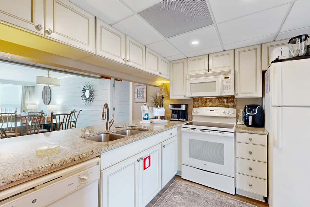 Gorgeous beachfront condo, shared & and beach access