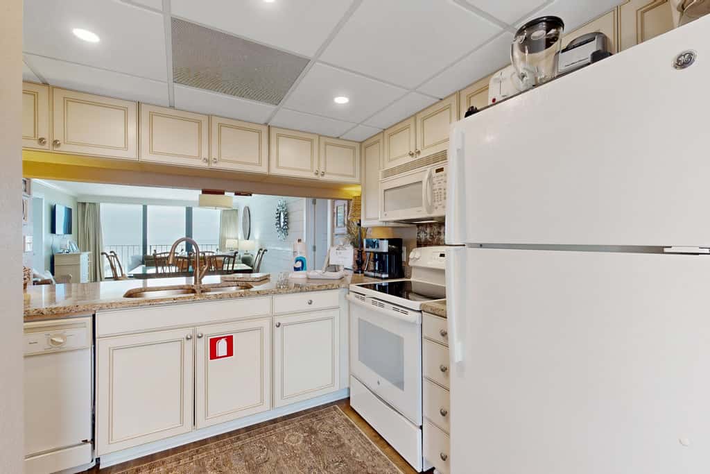 Gorgeous beachfront condo, shared & and beach access