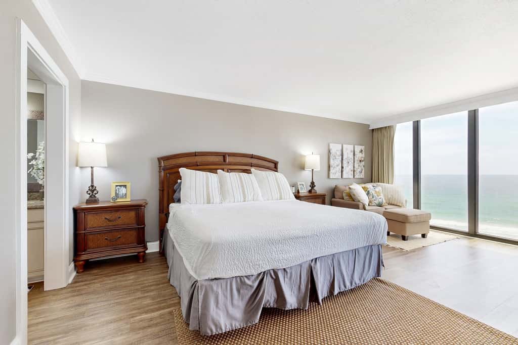 Gorgeous beachfront condo, shared & and beach access