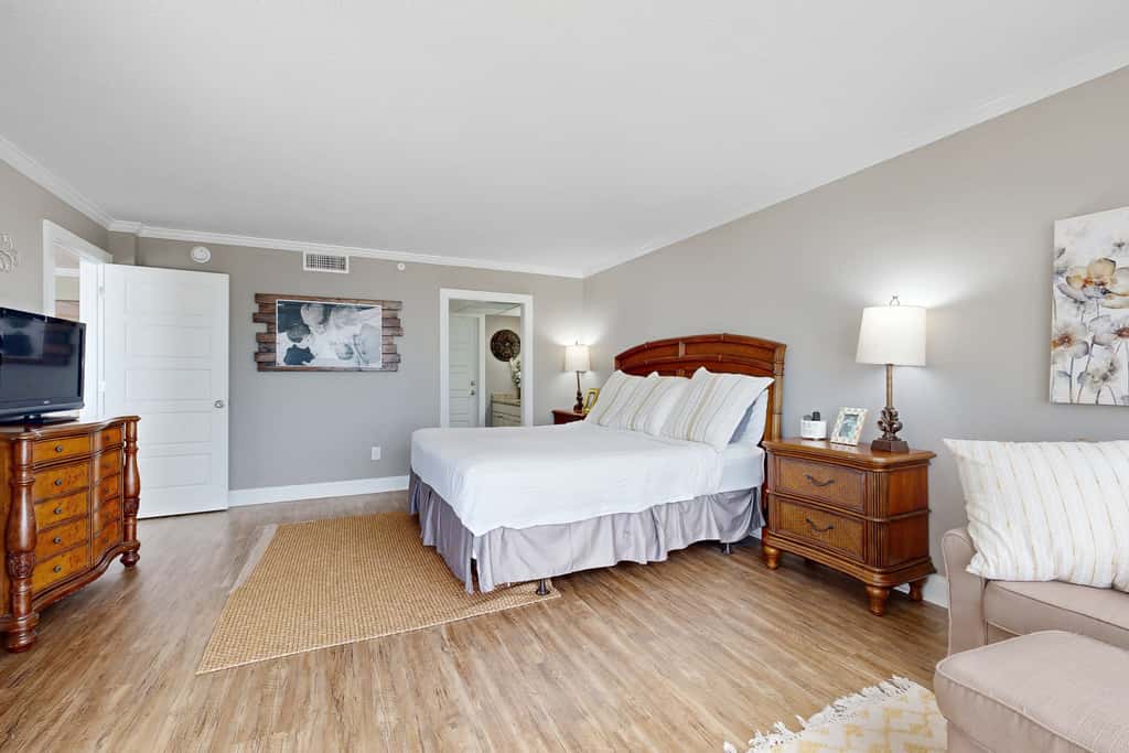 Gorgeous beachfront condo, shared & and beach access