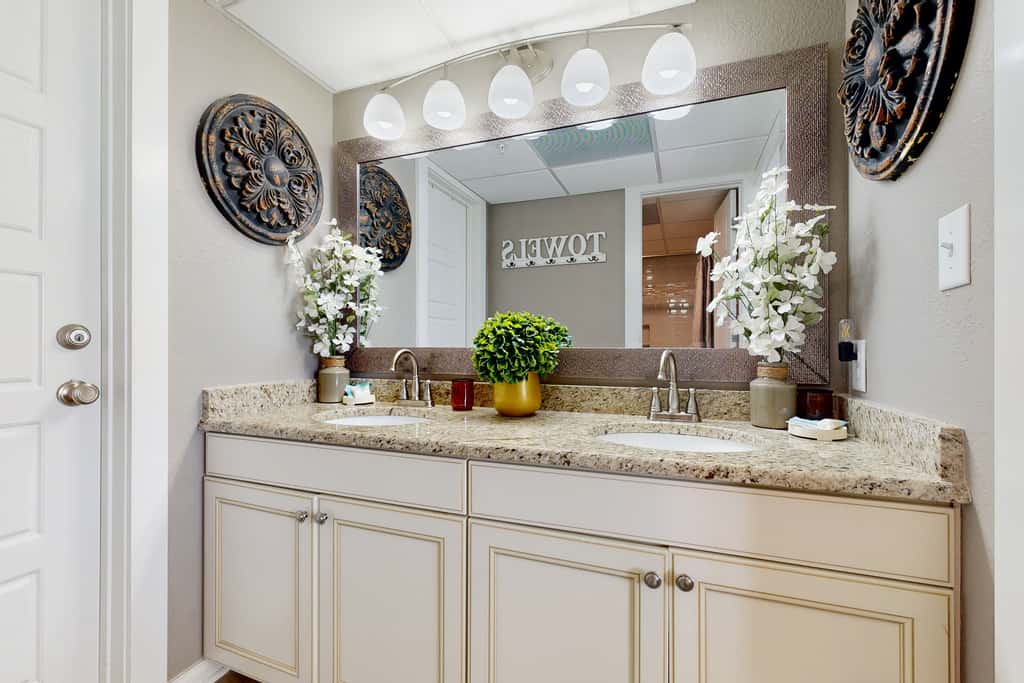 Gorgeous beachfront condo, shared & and beach access