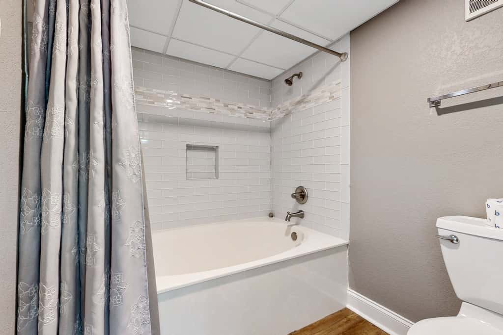 Gorgeous beachfront condo, shared & and beach access