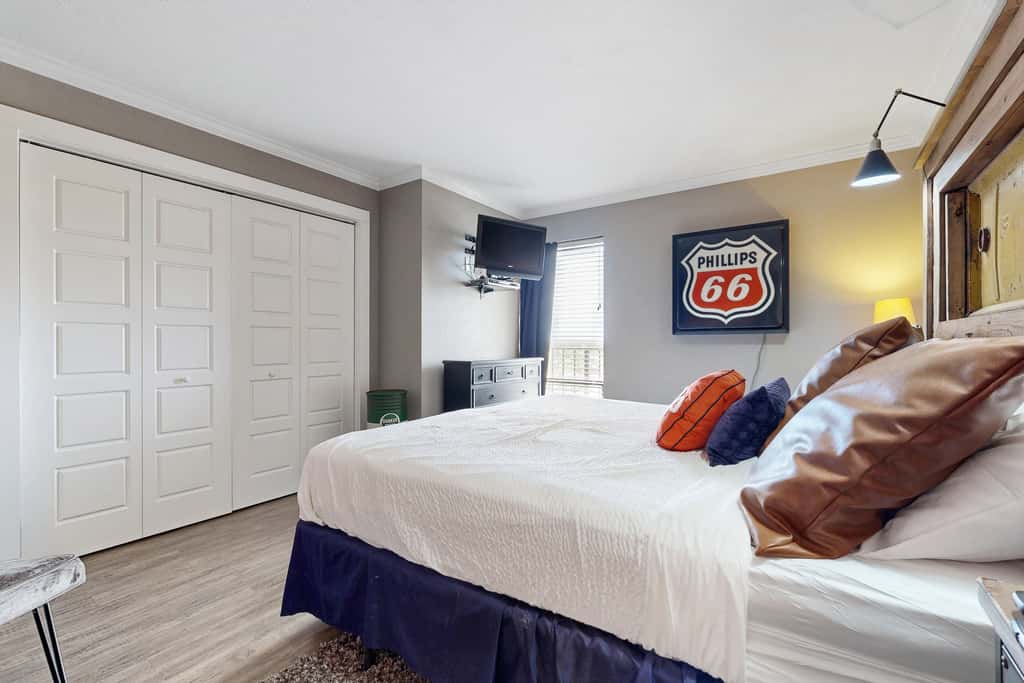 Gorgeous beachfront condo, shared & and beach access